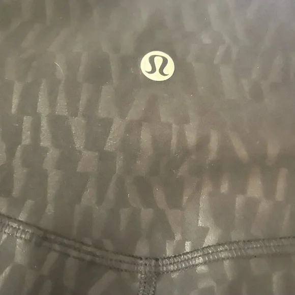 Align High-Rise Crop 23” Tight. Segment Emboss Black. NWOT!!